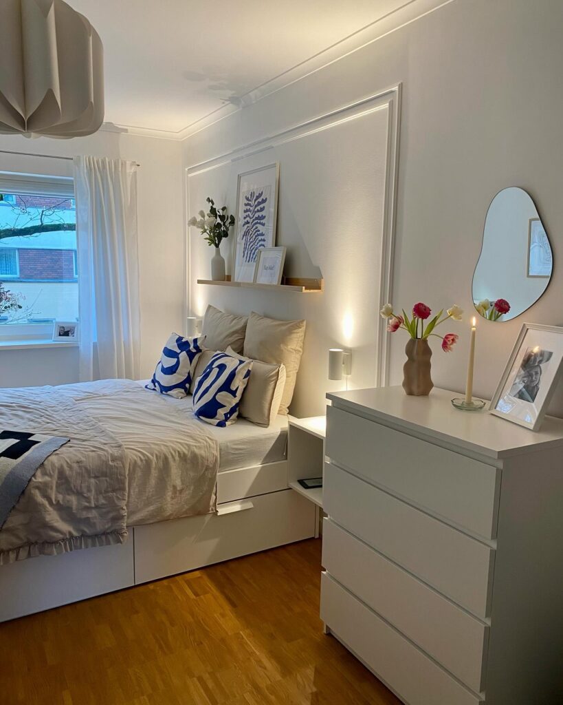 17 Stunning White Bedroom Ideas For A Minimal and Clean Aesthetic 4 WHITE ROOM WITH COBALT BLUE PILLOWS