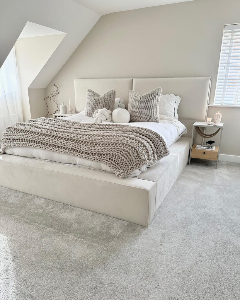 17 Stunning White Bedroom Ideas For A Minimal and Clean Aesthetic 17 plush bed and beige walls