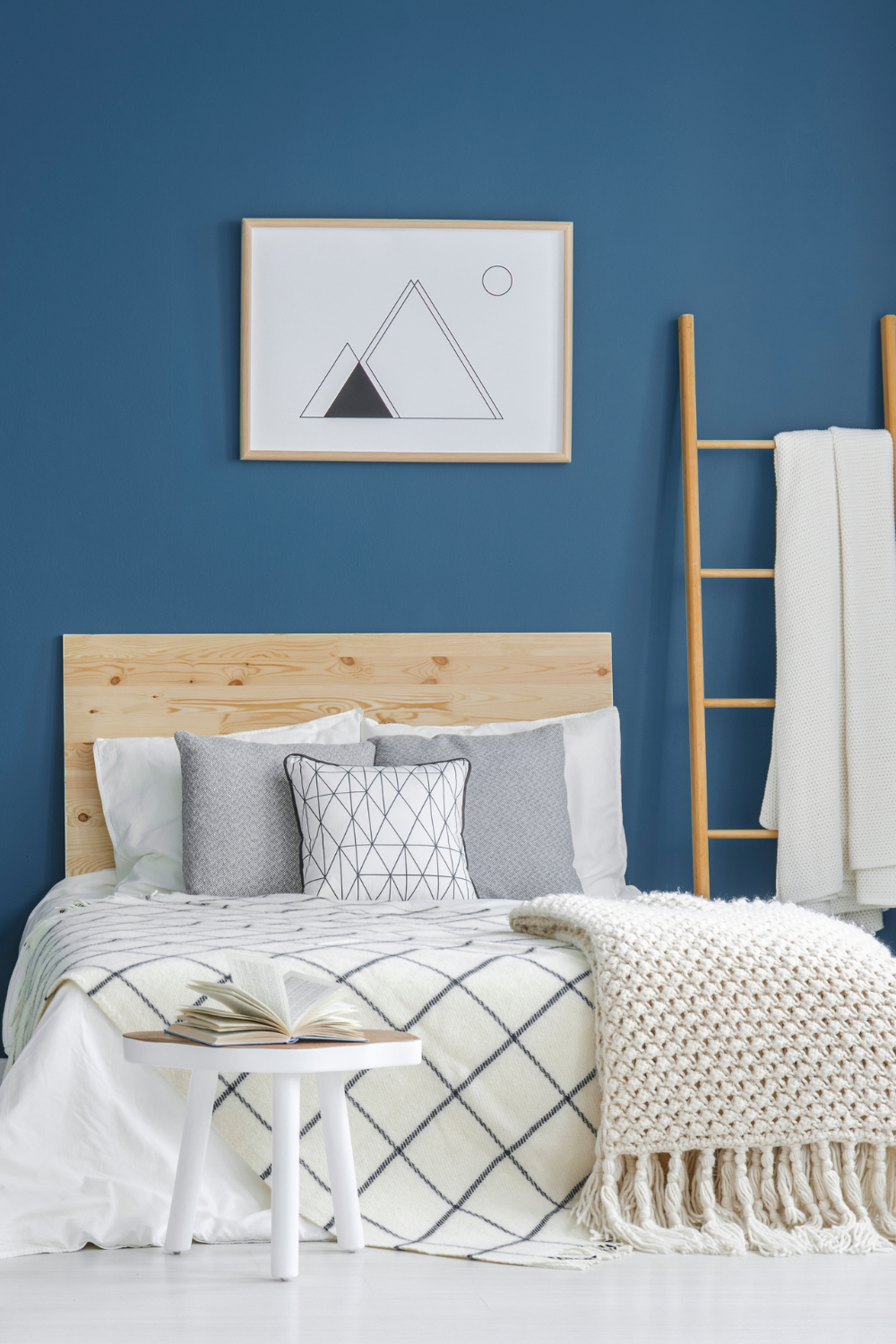 23 Cozy and Stylish Apartment Bedroom Ideas for Couples
