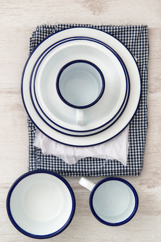 16 Stunning Farmhouse Decor Ideas to Transform Your Home 11 10.Classic Enamelware Dining Set