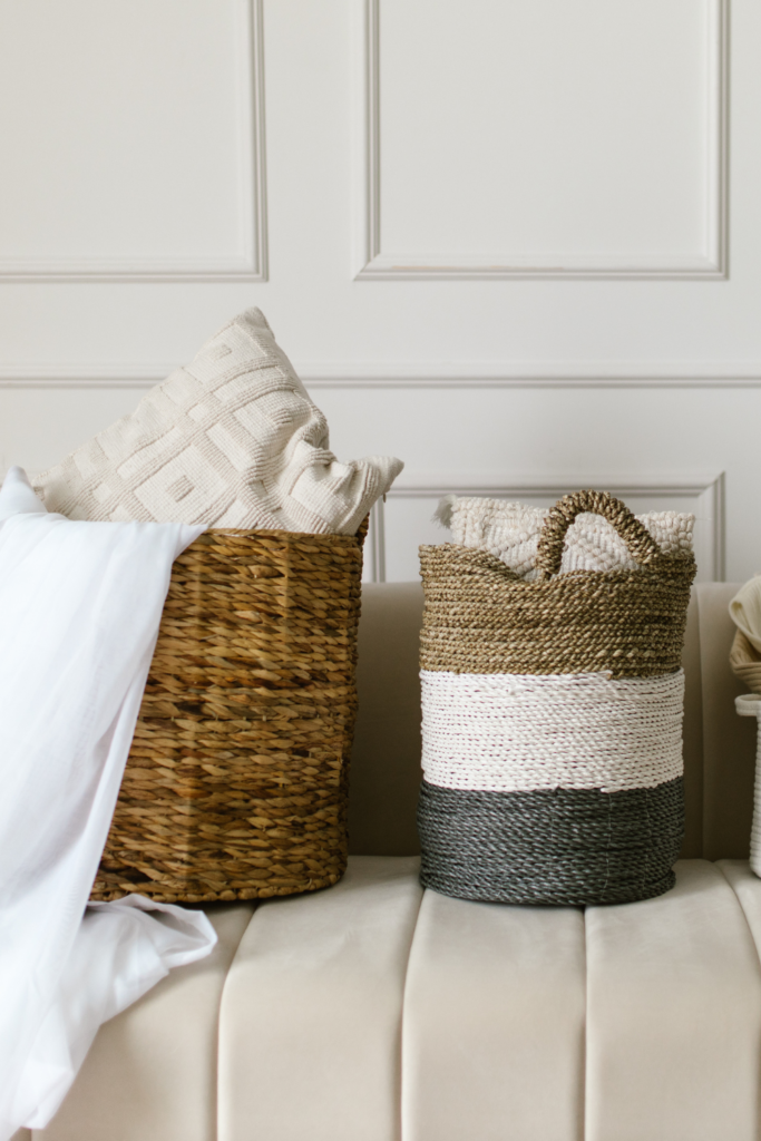 16 Stunning Farmhouse Decor Ideas to Transform Your Home 12 11.Farmhouse Woven Storage Basket