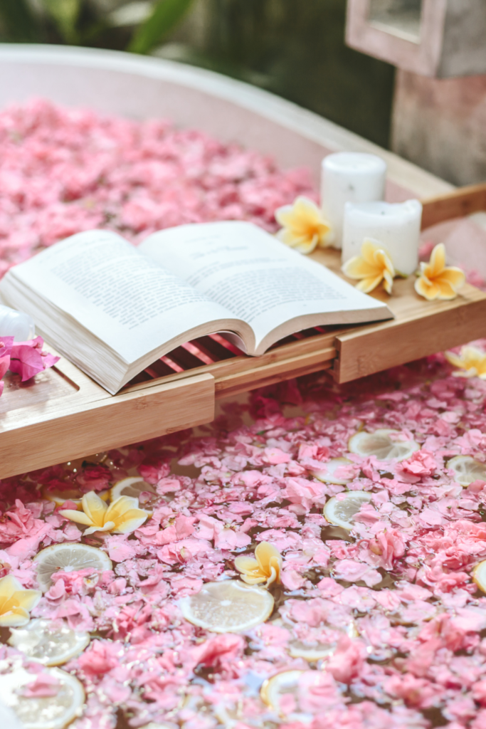 15 Gorgeous Bathroom Tray Decor Ideas For a Spa-Like Vibe 14 7 16