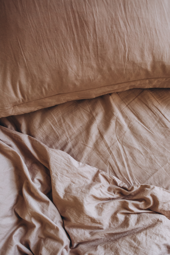 8.Elegant Dusty Pink Bed Linen in Organic Modern Bedroom