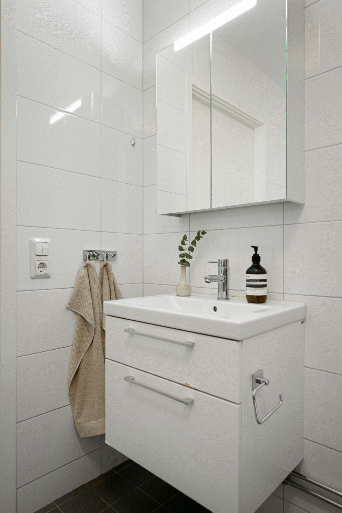 Ways to Make Bathroom Look Bigger: 18 Decor Ideas 2 1 7