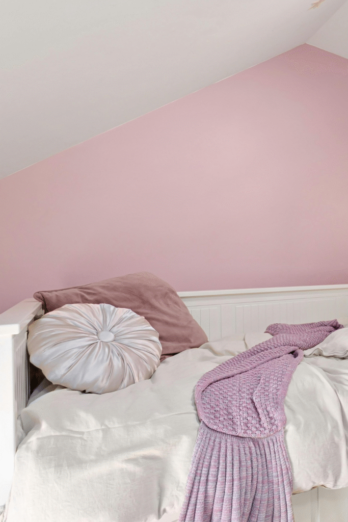18 Simple Bedroom Decor Ideas For a fresh Look 22 11. Use Decorative Pillows