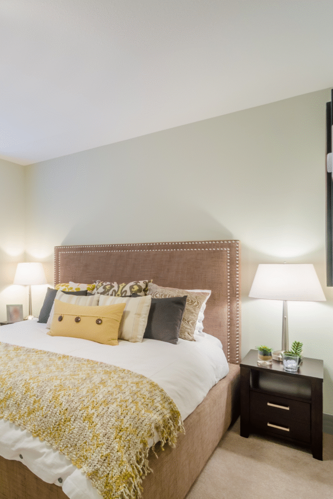 18 Simple Bedroom Decor Ideas For a fresh Look 12 6. Use Matching Nightstands and Lamps