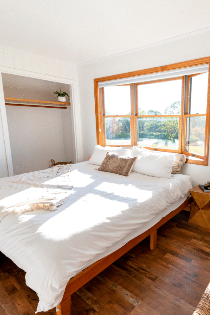 18 Beautiful Guest Room Designs 2 1. Scandinavian Guest Nook