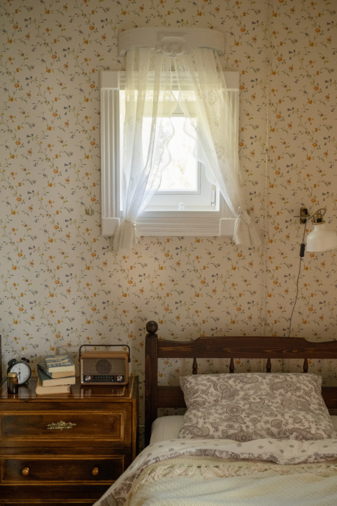 18 Beautiful Guest Room Designs 4 2. Vintage Cottage Corner