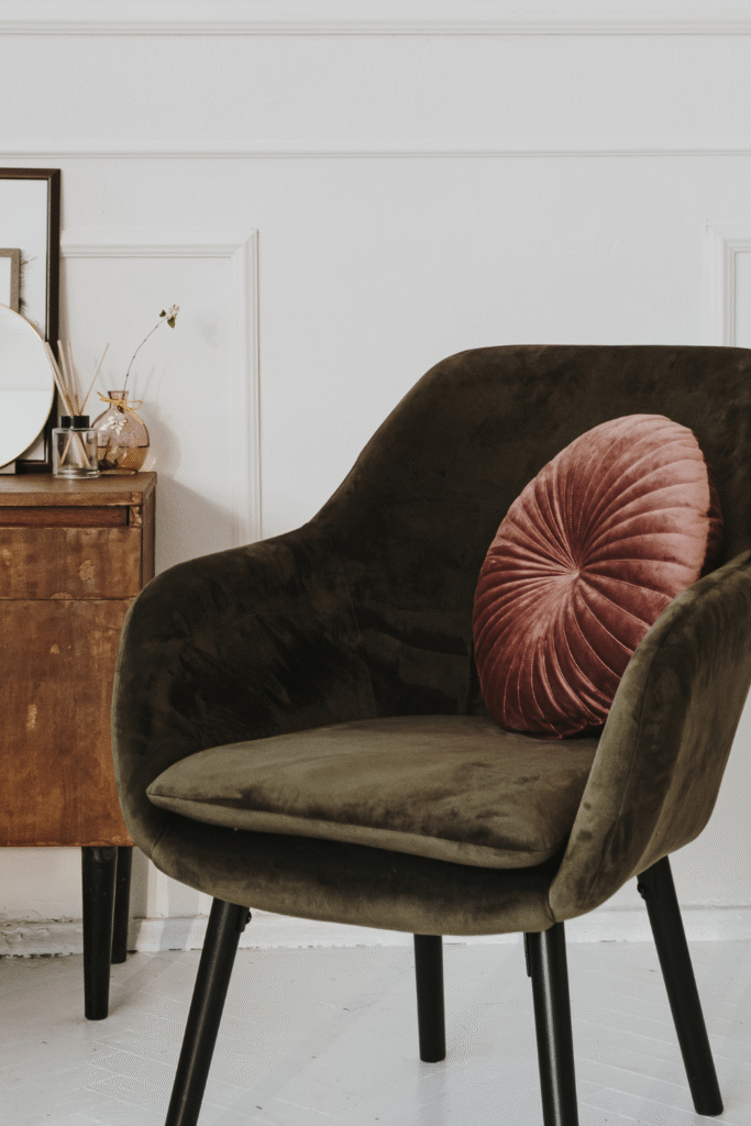 17 Dream Apartment Decor Ideas for Every Aesthetic (Minimalist to Maximalist) 24 12. Glam Girl Era