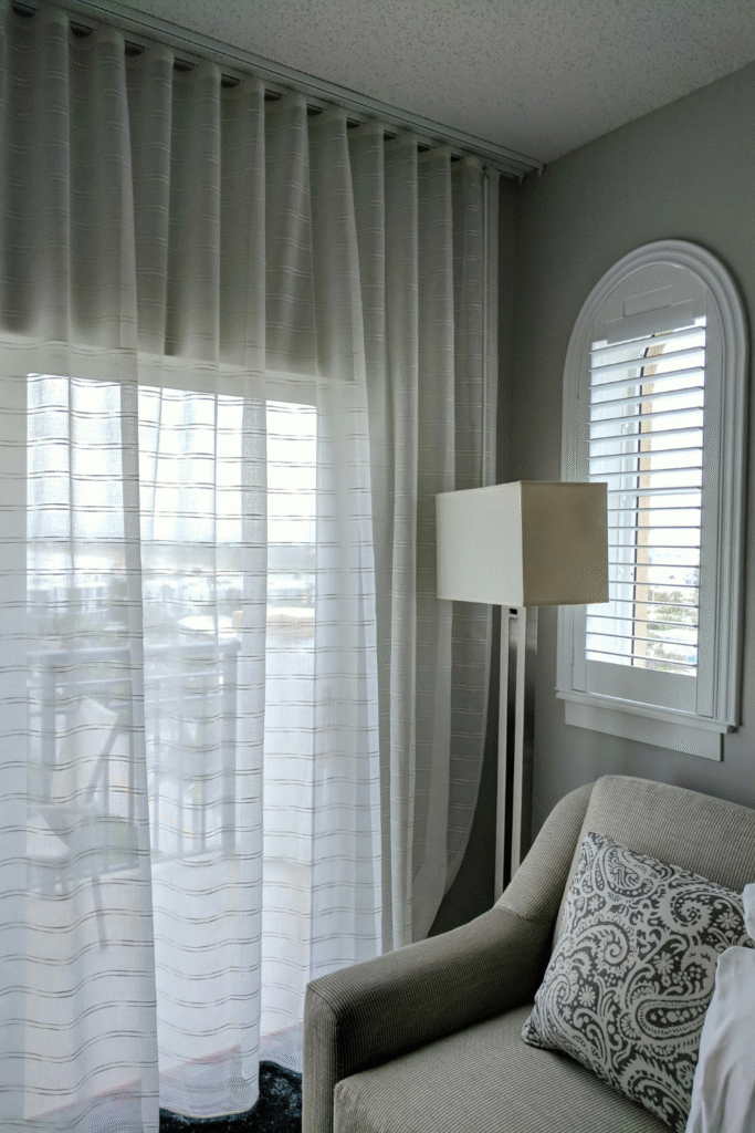 17 Coastal Living Room Ideas That Bring the Beach to You 10 9 1